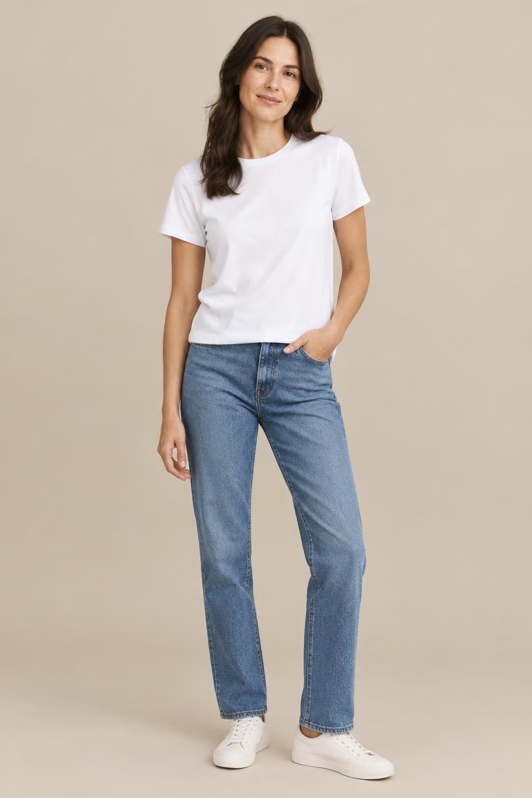Mulher com camiseta branca e jeans