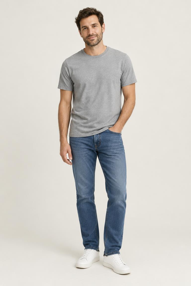 Homem com camiseta cinza e jeans